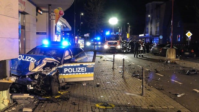 Auf dem Weg, Einbrecher auf frischer Tat zu ertappen, ist ein Polizist bei einem Verkehrsunfall in Kerpen schwer verletzt worden. Auf dem Weg, Einbrecher auf frischer Tat zu ertappen, ist ein Polizist bei einem Verkehrsunfall in Kerpen schwer verletzt worden.