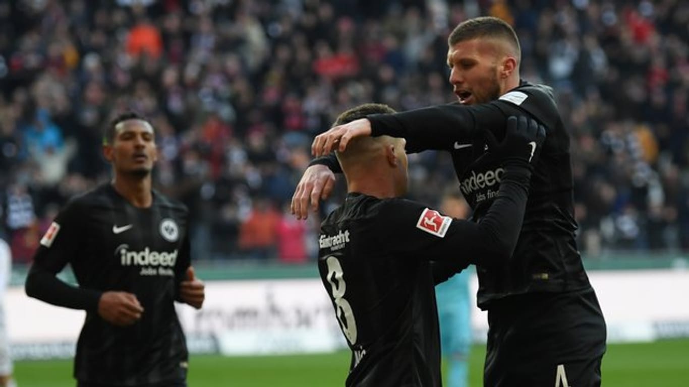Die Frankfurter Sebastien Haller, Luka Jovic und Ante Rebic (l-r) jubeln nach dem Treffer zum 3:0.