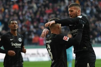 Die Frankfurter Sebastien Haller, Luka Jovic und Ante Rebic (l-r) jubeln nach dem Treffer zum 3:0.