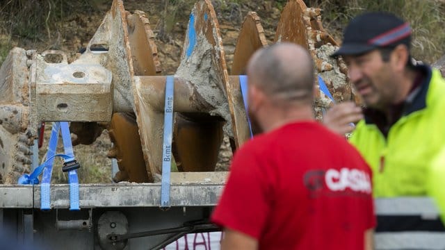 Helfer unweit der Stelle, an der nach dem Zweijährigen gesucht wird.