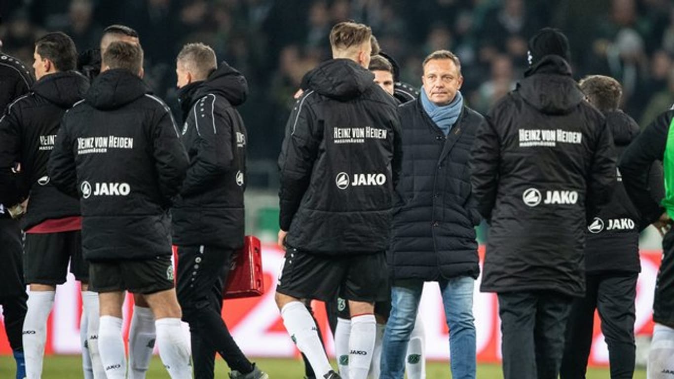 Hannovers Trainer André Breitenreiter musste seine Spieler nach der Niederlage gegen Bremen wieder aufbauen.