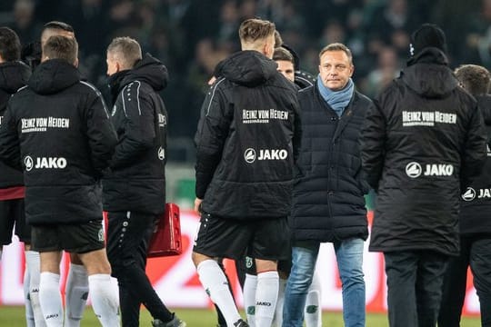 Hannovers Trainer André Breitenreiter musste seine Spieler nach der Niederlage gegen Bremen wieder aufbauen.