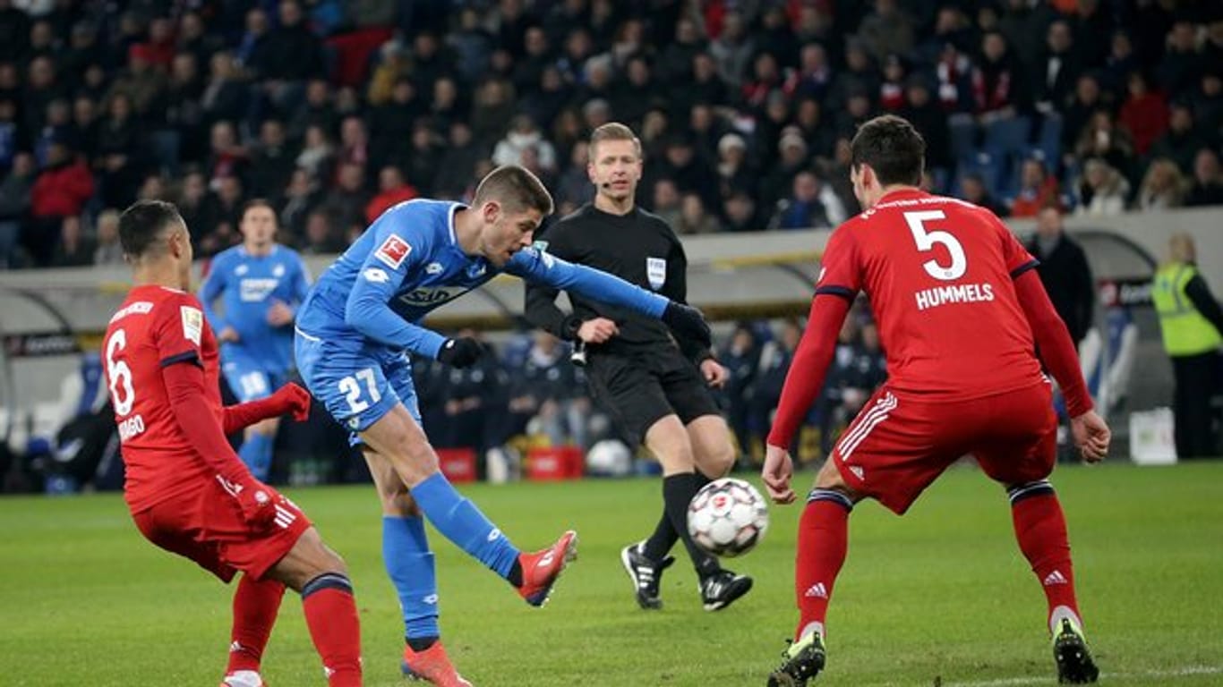 Hoffenheims Andrej Kramaric schießt auf das Tor des FC Bayern.