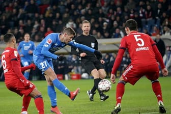 Hoffenheims Andrej Kramaric schießt auf das Tor des FC Bayern.