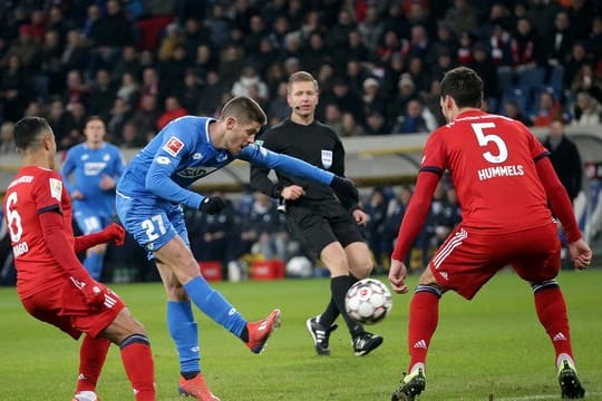 Hoffenheims Andrej Kramaric schießt auf das Tor des FC Bayern.