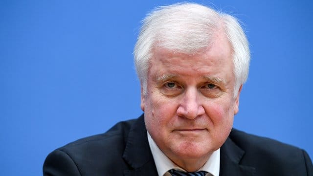Bundesinnenminister Seehofer plant, Abschiebehäftlinge künftig wieder in normalen Gefängnissen unterzubringen.