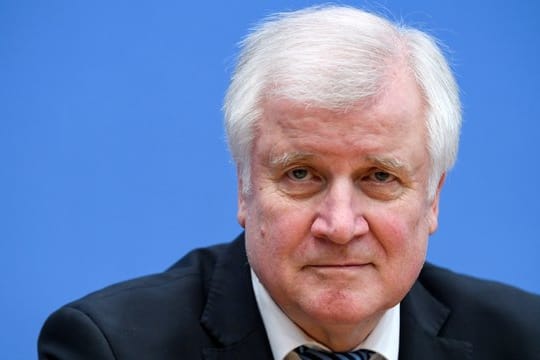 Bundesinnenminister Seehofer plant, Abschiebehäftlinge künftig wieder in normalen Gefängnissen unterzubringen.