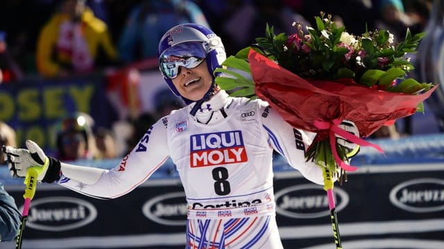 Erst gab es Blumen, dann Tränen bei Lindsey Vonn.