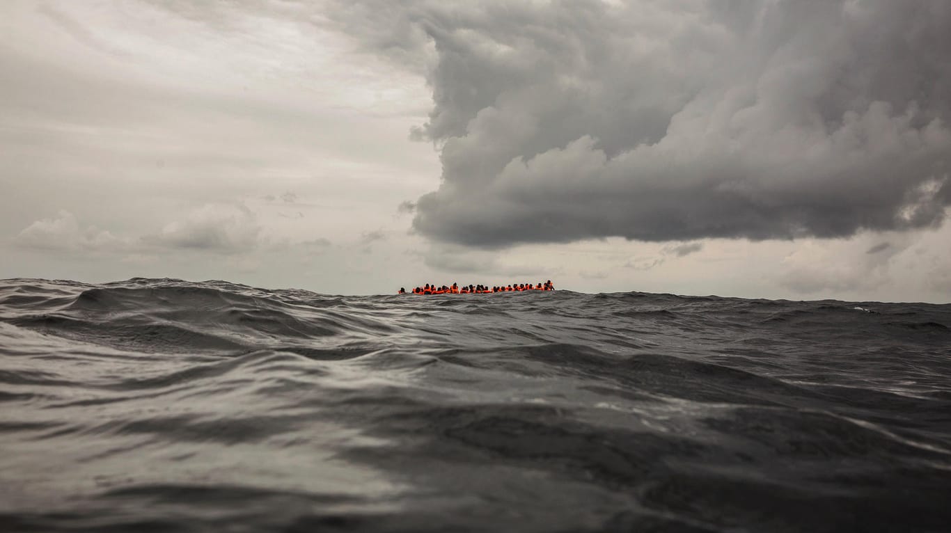 Flüchtlinge und Migranten auf dem Mittelmeer nahe der libyschen Küste: Die Küstenwache war bereits auf dem Weg zu dem sinkenden Boot, doch sie kam zu spät. (Archivbild)