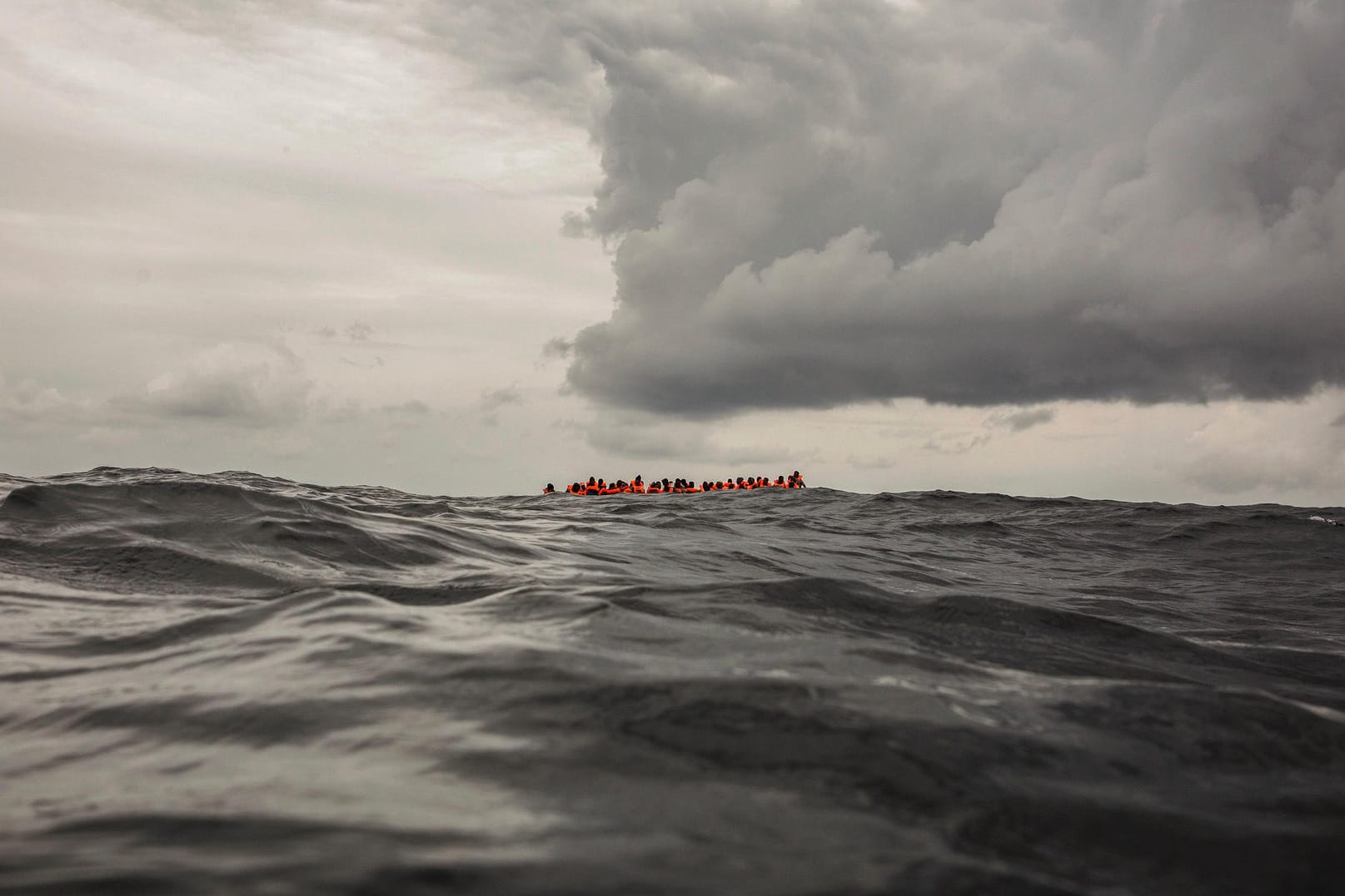 Flüchtlinge und Migranten auf dem Mittelmeer nahe der libyschen Küste: Die Küstenwache war bereits auf dem Weg zu dem sinkenden Boot, doch sie kam zu spät. (Archivbild)