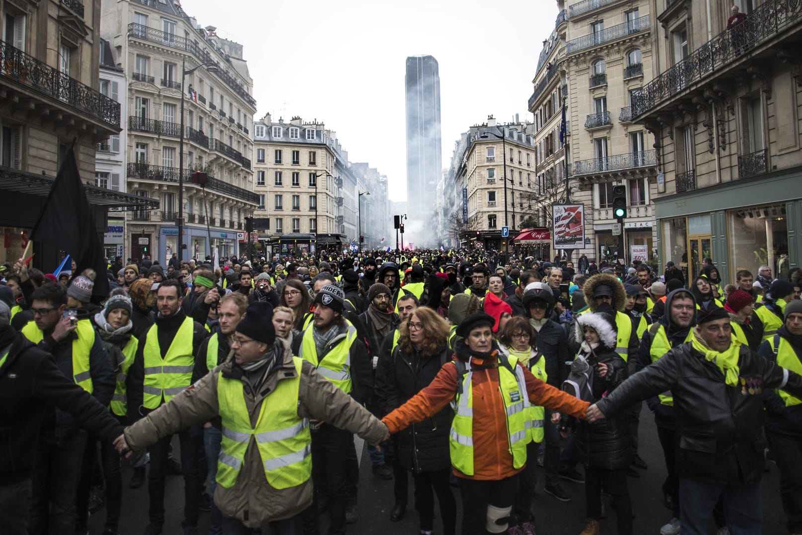Teilnehmer der "Gelbwesten"-Proteste halten sich an den Händen: In ganz Frankreich nahmen 84.000 Menschen an den Protesten teil.