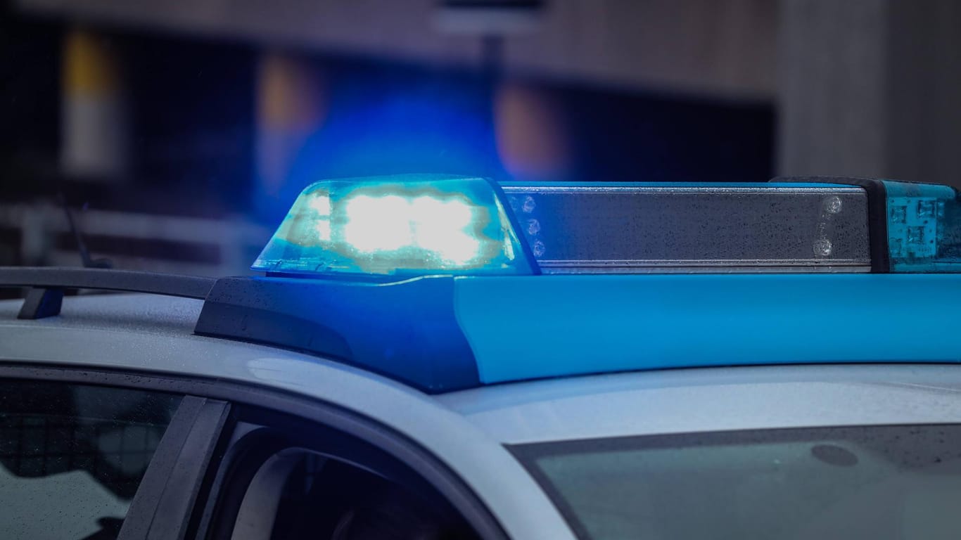 Blaulicht auf einem Polizeiwagen: Die 14-Jährige blieb unverletzt, nun muss sie allerdings mit einer Anzeige wegen Fahrens ohne Fahrerlaubnis rechnen. (Symbolbild)