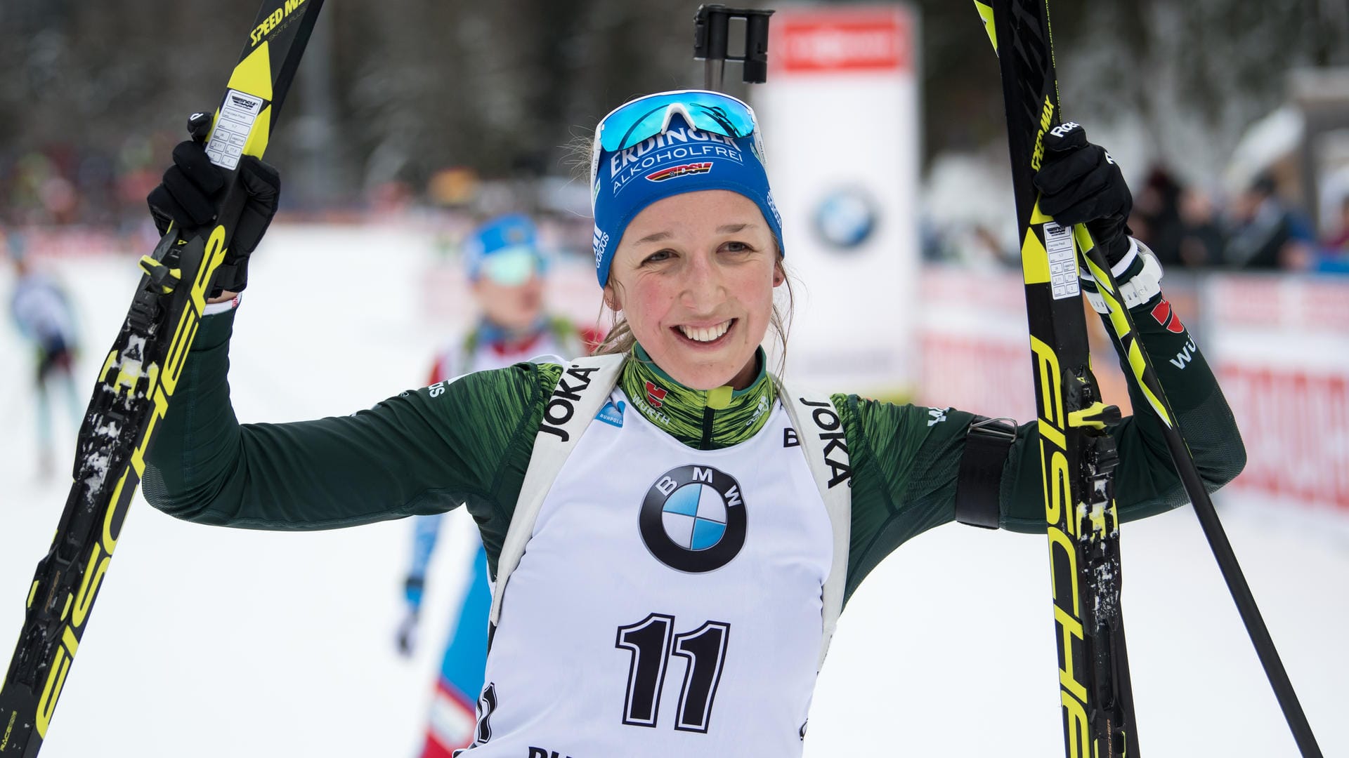 Siegerin Franziska Preuß jubelt in der Chiemgau Arena.