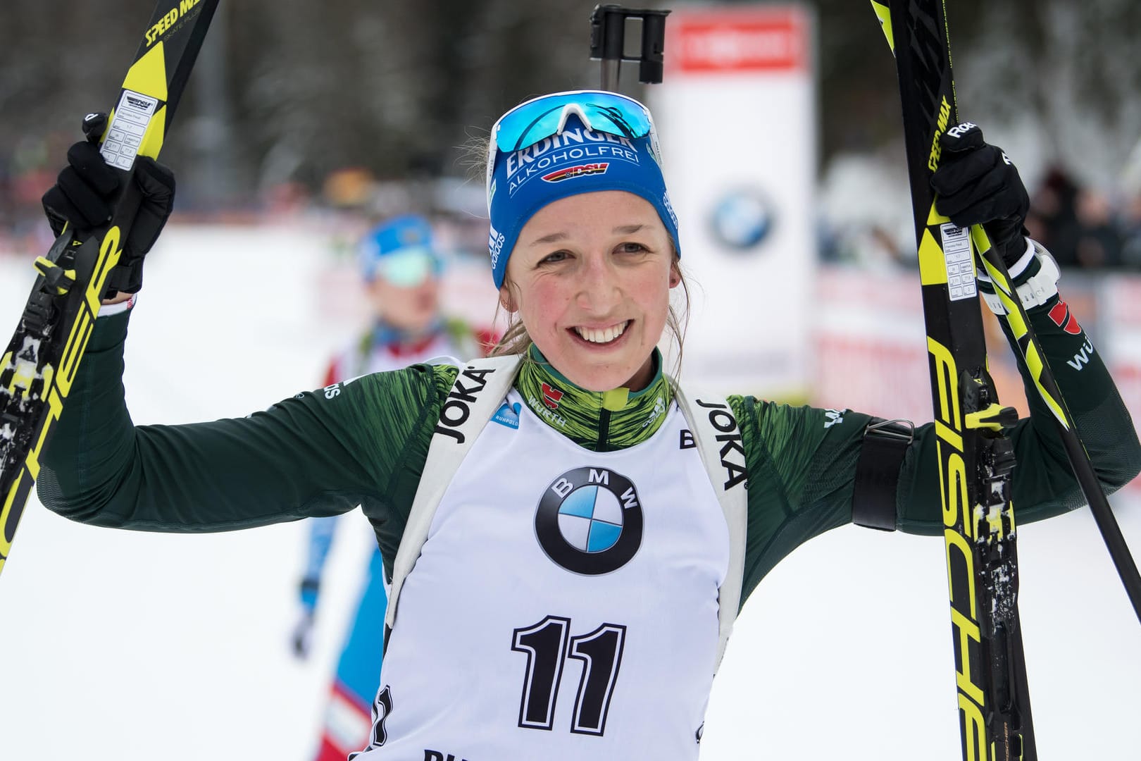 Siegerin Franziska Preuß jubelt in der Chiemgau Arena.