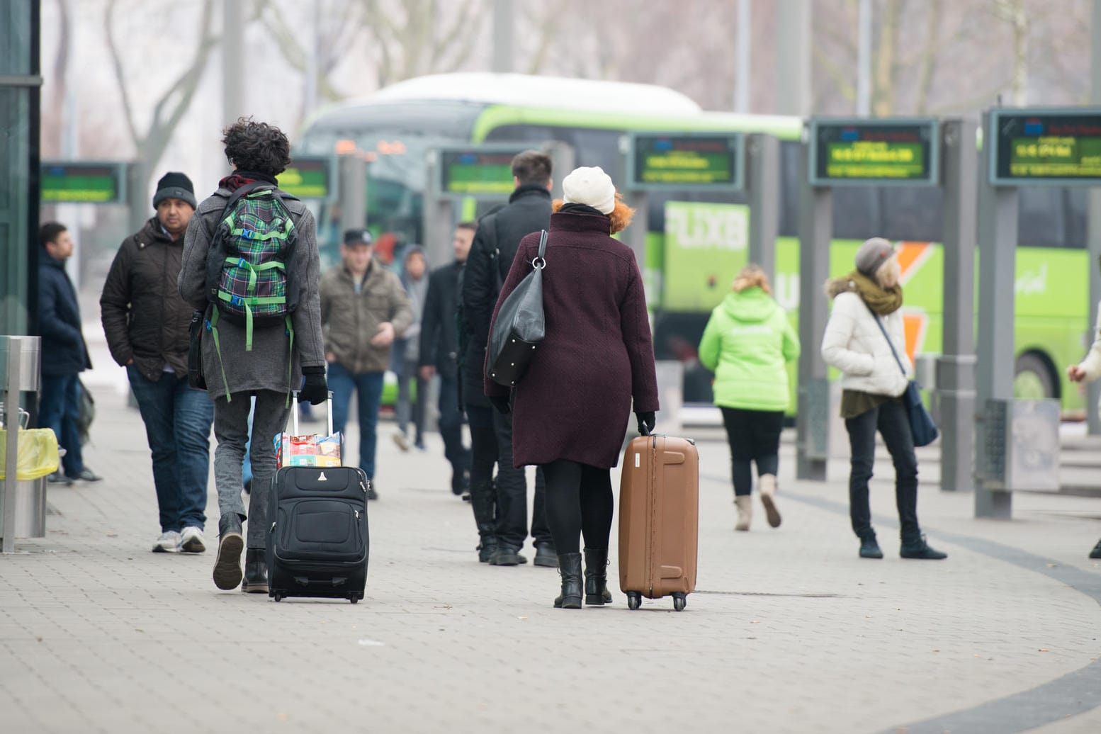 Fahrgäste am Busbahnhof: Der Bus ist zwar meist langsamer, aber dafür oft billiger als die Bahn.