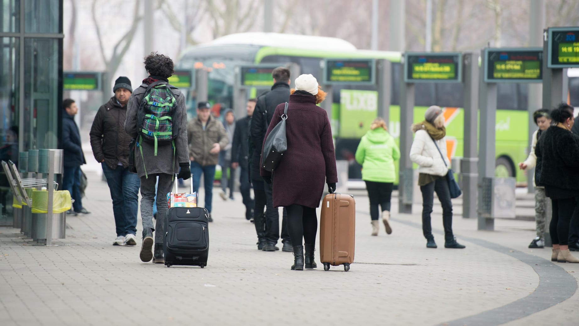 Fahrgäste am Busbahnhof: Der Bus ist zwar meist langsamer, aber dafür oft billiger als die Bahn.