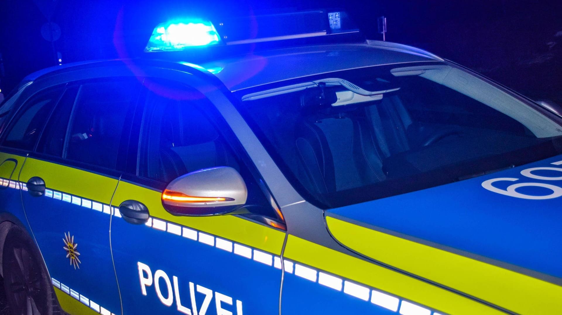 Ein Polizeiwagen mit Blaulicht: Als die Polizei zum Tatort kam, war der erfolglose Räuber bereits geflohen. (Symbolbild) Ein Polizeiwagen mit Blaulicht: Als die Polizei zum Tatort kam, war der erfolglose Räuber bereits geflohen. (Symbolbild)