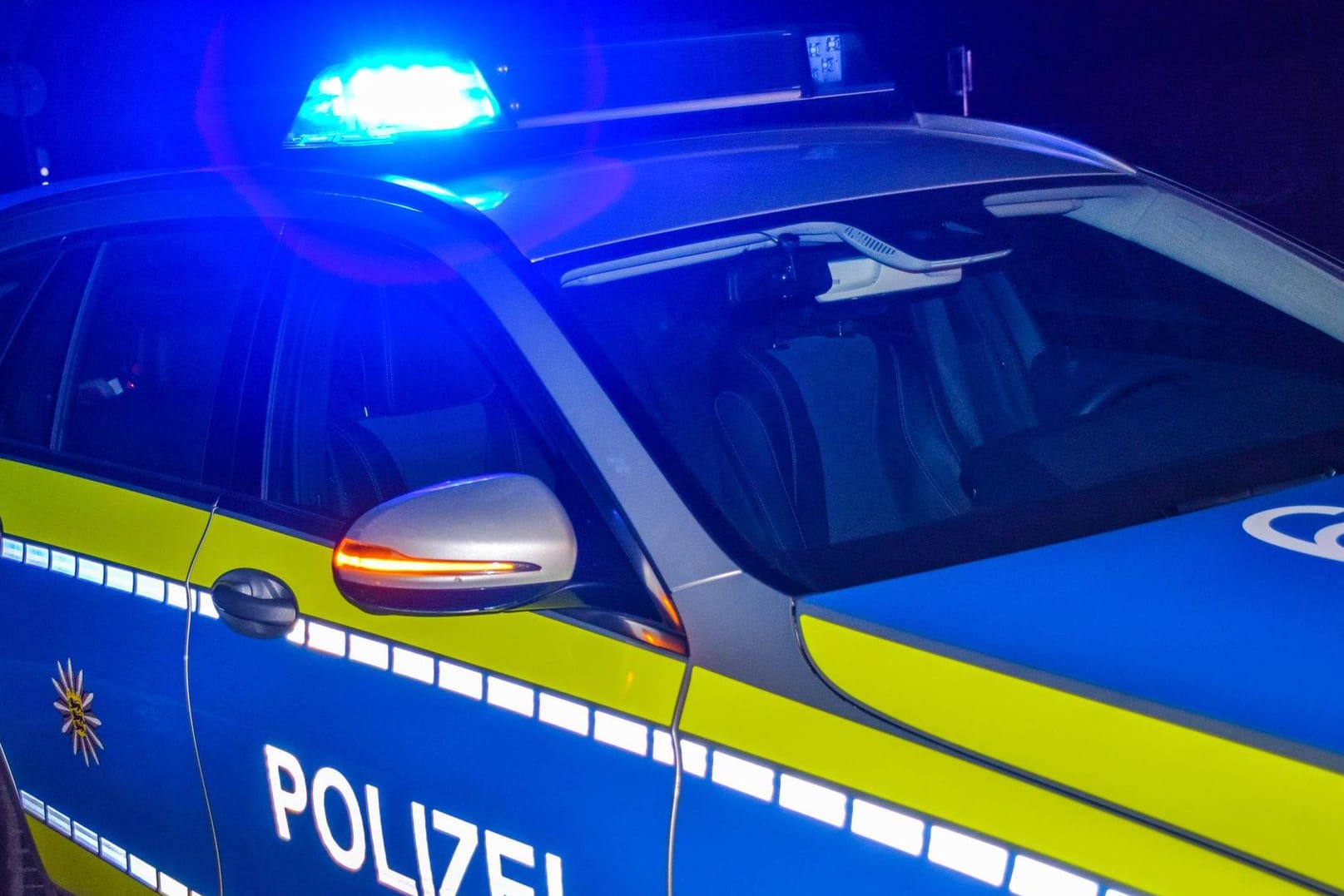 Ein Polizeiwagen mit Blaulicht: Als die Polizei zum Tatort kam, war der erfolglose Räuber bereits geflohen. (Symbolbild)