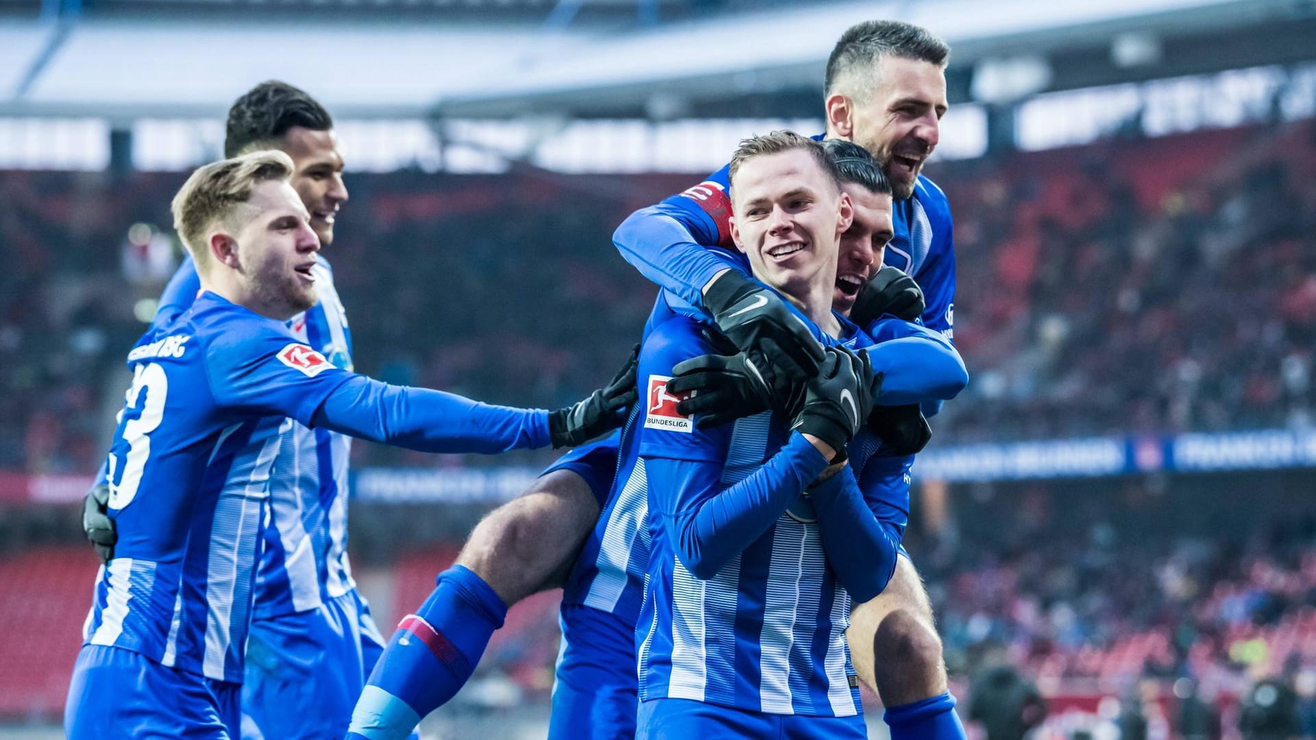 Doppelpacker Ondrej Duda wird von seinen Teamkollegen gefeiert. Doppelpacker Ondrej Duda wird von seinen Teamkollegen gefeiert.