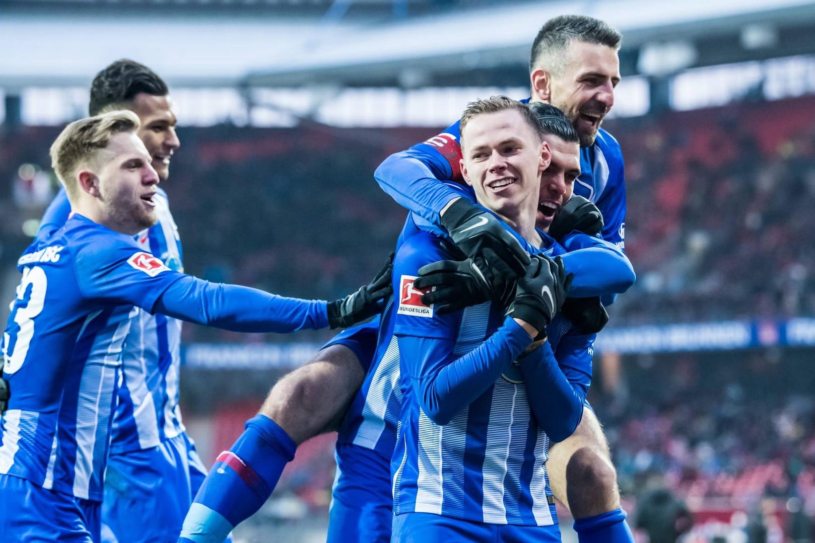 Doppelpacker Ondrej Duda wird von seinen Teamkollegen gefeiert.