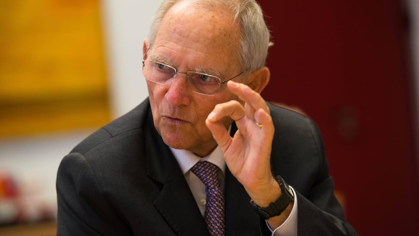 Wolgang Schäuble: In einem Interview hat der CDU-Politiker Angela Merkels Flüchtlingspolitik kritisiert.