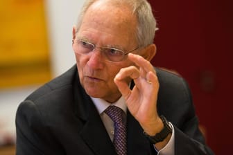Wolgang Schäuble: In einem Interview hat der CDU-Politiker Angela Merkels Flüchtlingspolitik kritisiert.
