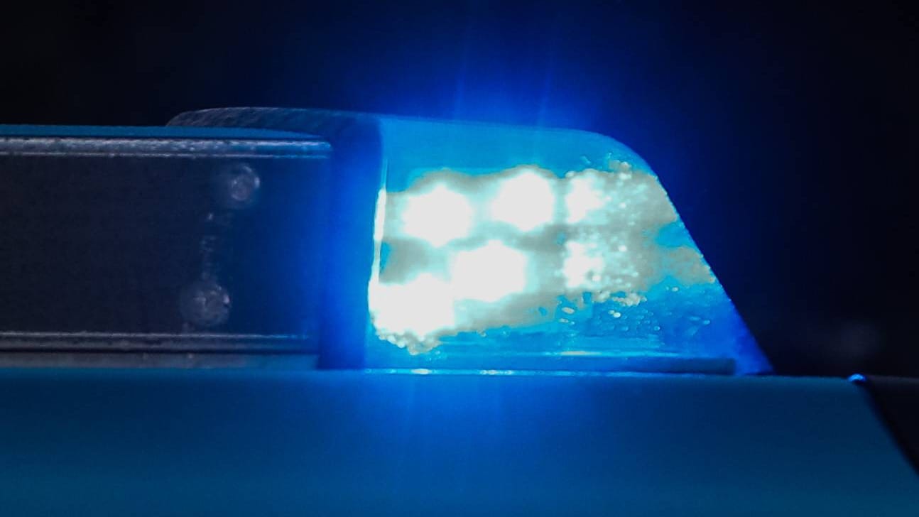 Blaulicht auf einem Polizeiwagen: Nun suchen die Ermittler nach Zeugen der Vorfalls. (Symbolbild) Blaulicht auf einem Polizeiwagen: Nun suchen die Ermittler nach Zeugen der Vorfalls. (Symbolbild)