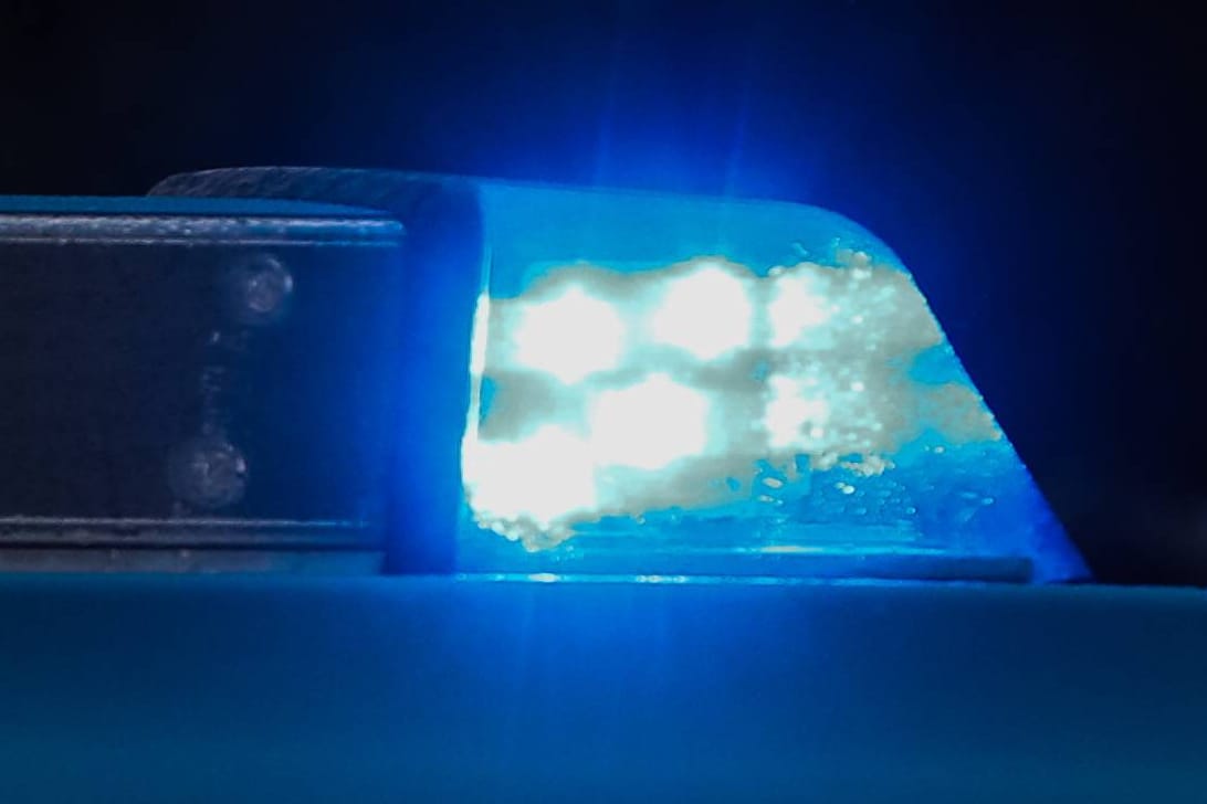Blaulicht auf einem Polizeiwagen: Nun suchen die Ermittler nach Zeugen der Vorfalls. (Symbolbild)