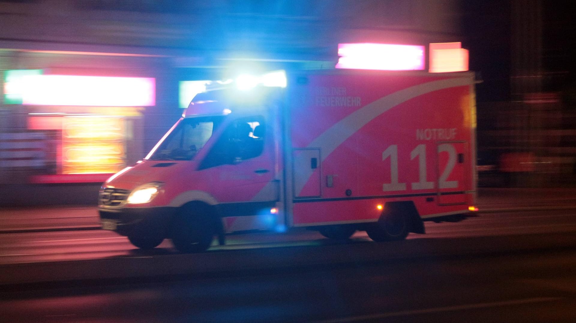 Rettungswagen der Feuerwehr: Der Mann kam mit schweren Verletzungen ins Krankenhaus, den Brand konnten Feuerwehrleute schnell löschen.