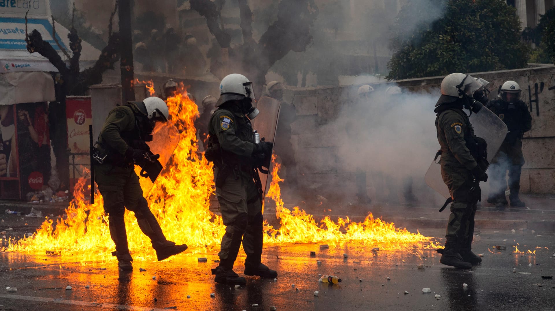 Bereitschaftspolizisten stehen vor einem Feuer, das ein Molotow-Cocktail verursacht hat: Sowohl rechtsextreme als auch autonome Gruppen randalierten bei den Protesten. Bereitschaftspolizisten stehen vor einem Feuer, das ein Molotow-Cocktail verursacht hat: Sowohl rechtsextreme als auch autonome Gruppen randalierten bei den Protesten.