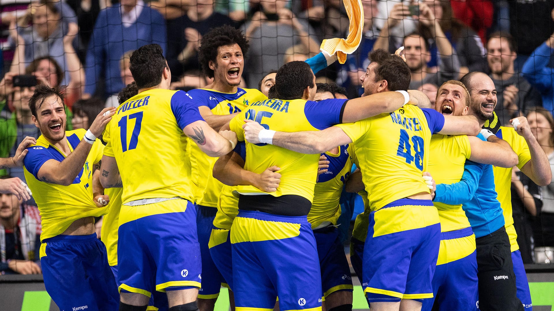 Brasiliens Handballer feiern den Sieg.