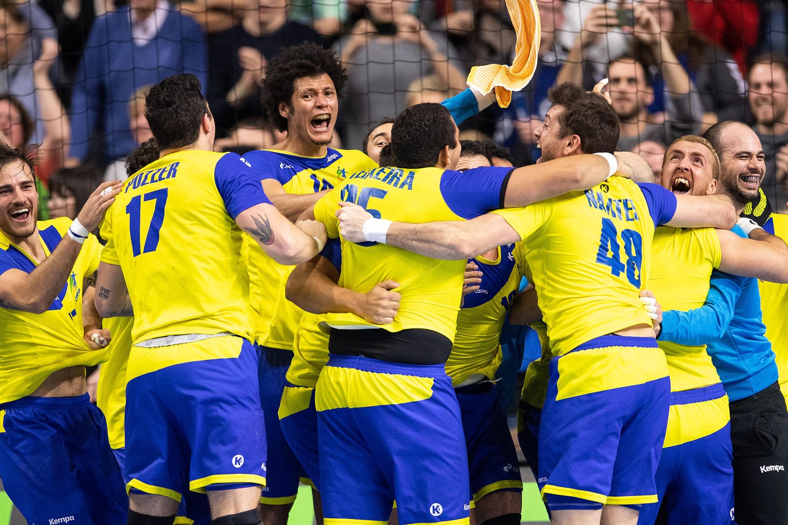 Brasiliens Handballer feiern den Sieg.