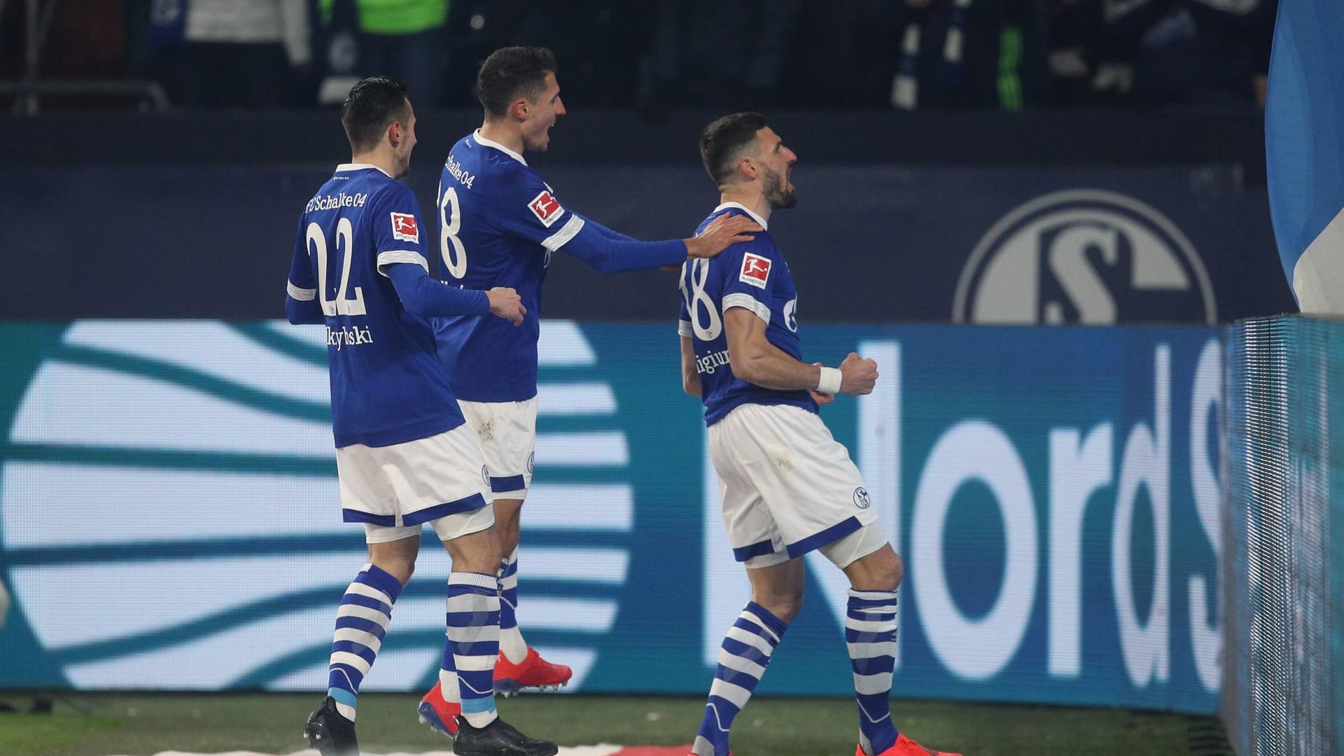 Daniel Caligiuri (rechts) wird von seinen Kollegen bejubelt.