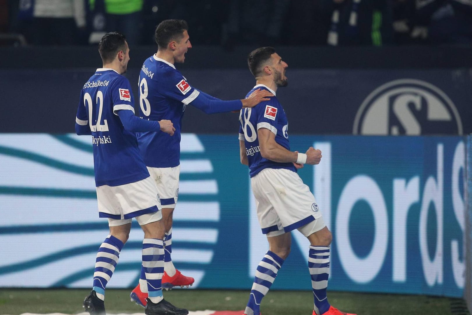 Daniel Caligiuri (rechts) wird von seinen Kollegen bejubelt.