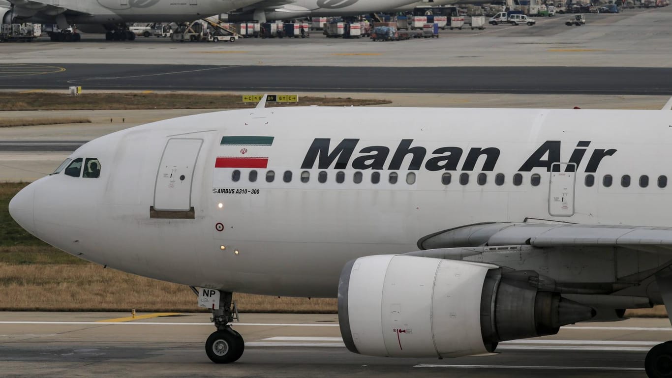 Eine Maschine der Mahan Air auf einem Flughafen: Bislang flog die Gesellschaft regelmäßig Düsseldorf und München an. (Archivbild)