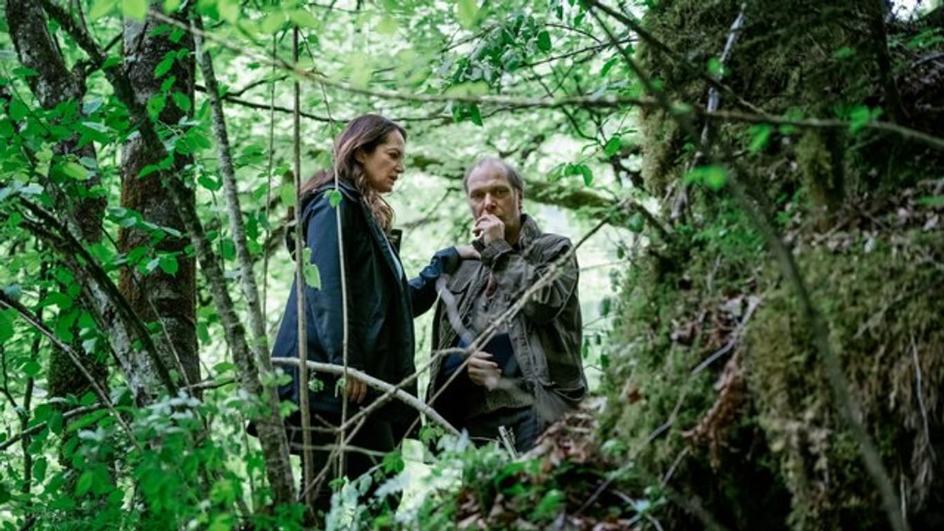Jana Winter (Natalia Wörner) versucht ihrem Kollegen Brauner (Martin Brambach) beizustehen, der auf einem Waldweg angeschossen wurde.