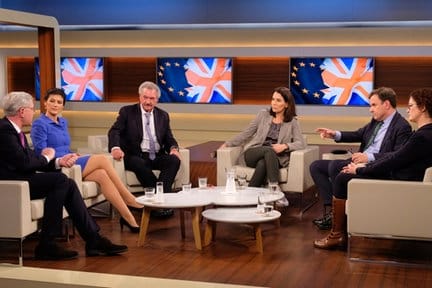 Anne Will mit ihren Gästen: Kann Theresa May noch zu einer Lösung im Brexit-Chaos beitragen?