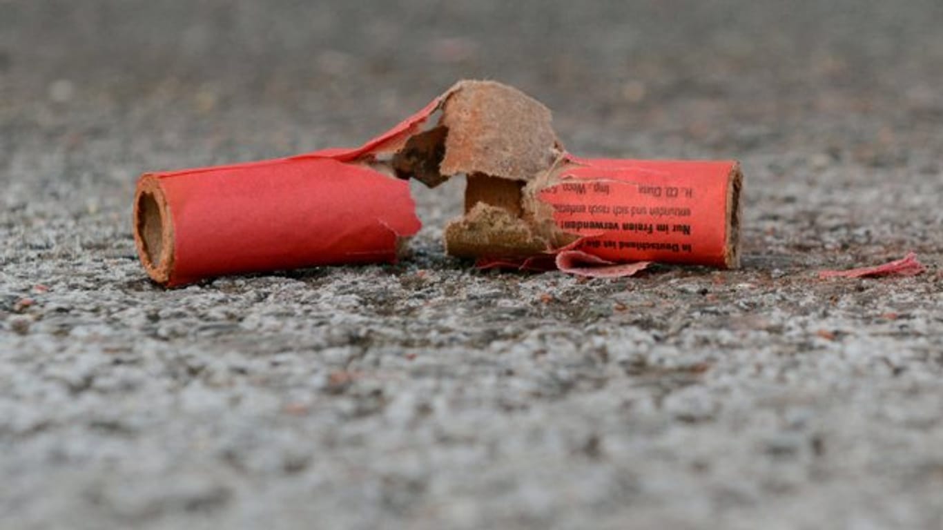Ein abgebrannter Böller liegt auf einer Straße (Symbolbild): In Hannover hat ein 18-Jähriger einen Polenböller auf eine junge Familie geworfen.