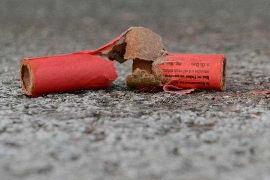 Ein abgebrannter Böller liegt auf einer Straße (Symbolbild): In Hannover hat ein 18-Jähriger einen Polenböller auf eine junge Familie geworfen.