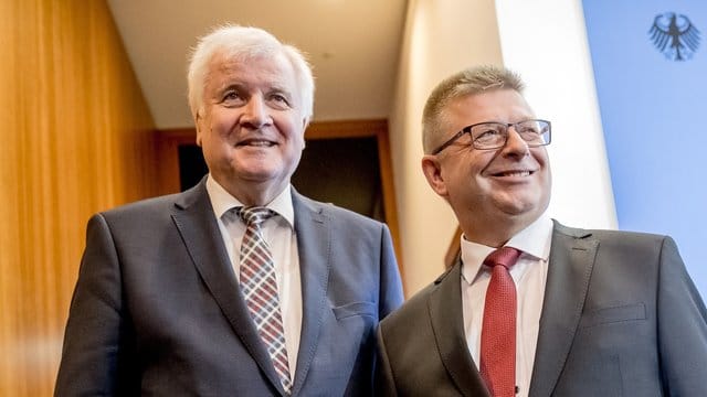 Bundesinnenminister Horst Seehofer und Thomas Haldenwang, der neue Präsident des Bundesamts für Verfassungsschutz. Bundesinnenminister Horst Seehofer und Thomas Haldenwang, der neue Präsident des Bundesamts für Verfassungsschutz.