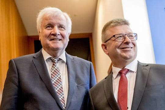 Bundesinnenminister Horst Seehofer und Thomas Haldenwang, der neue Präsident des Bundesamts für Verfassungsschutz.