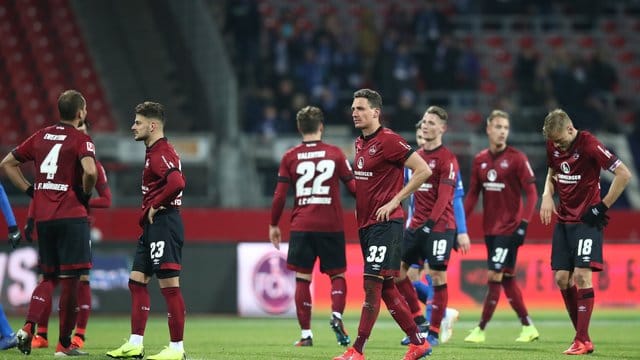 Bedient: Die Nürnberger Spieler sind nach der Heimpleite gegen Hertha BSC. Bedient: Die Nürnberger Spieler sind nach der Heimpleite gegen Hertha BSC.