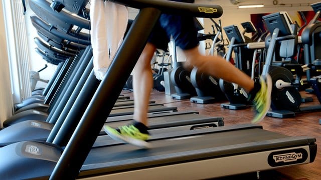 Mehr Sport, gesünder essen, weniger Kaffe oder Alkohol - fürs neue Jahr fassen viele Menschen gute Vorsätze.
