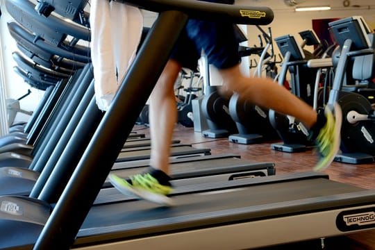 Mehr Sport, gesünder essen, weniger Kaffe oder Alkohol - fürs neue Jahr fassen viele Menschen gute Vorsätze.