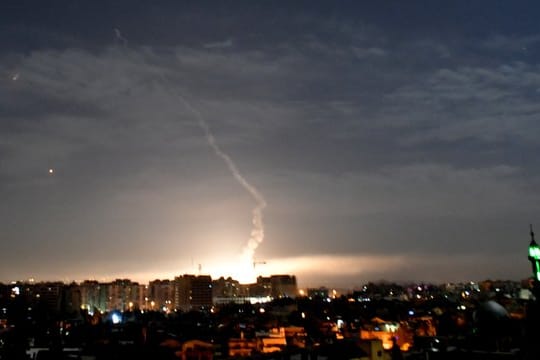 Syrische Luftabwehr am Himmel über Damaskus.