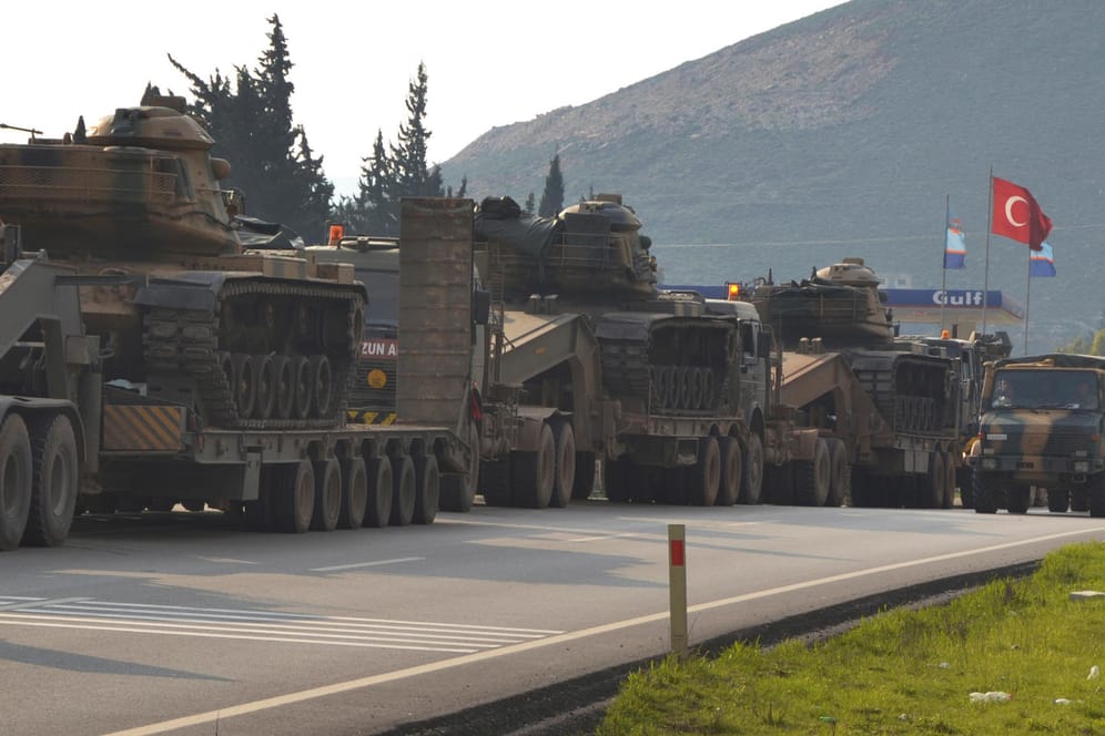 Ein Konvoi mit türkischen Panzern in der Nähe der Grenze zu Syrien: Die Türkei bereitet sich offenbar schon länger auf eine mögliche Offensive im Norden Syriens vor.