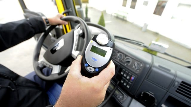 Ein elektronisches Alkolock-Gerät, das die Zündung außer Kraft setzt, wenn der Fahrer unter Alkoholeinfluss steht, wird vorgestellt. Ein elektronisches Alkolock-Gerät, das die Zündung außer Kraft setzt, wenn der Fahrer unter Alkoholeinfluss steht, wird vorgestellt.
