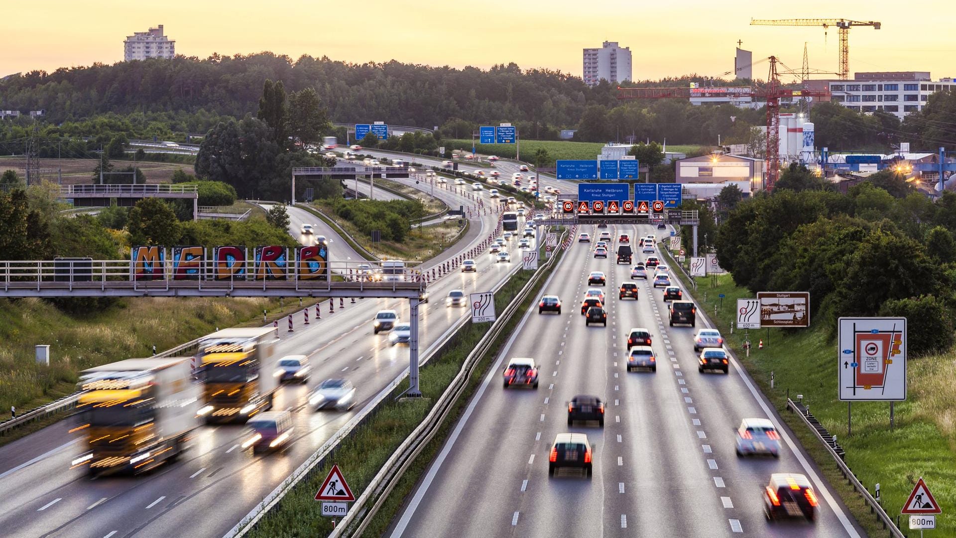 Autobahn A8: Die Umwelthilfe fordert Tempolimits. Damit ließen sich bis zu fünf Millionen Tonnen CO2 pro Jahr einsparen.