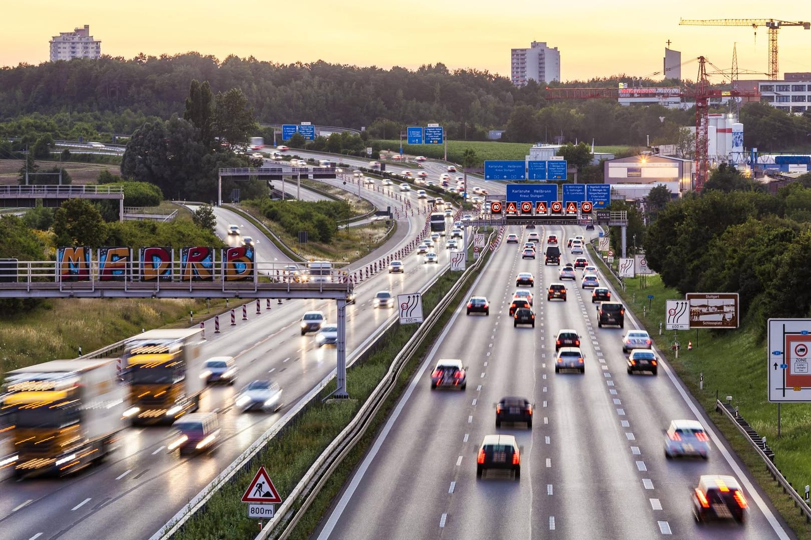 Autobahn A8: Die Umwelthilfe fordert Tempolimits. Damit ließen sich bis zu fünf Millionen Tonnen CO2 pro Jahr einsparen.