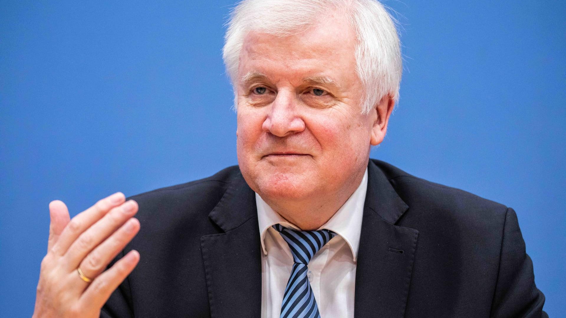 Horst Seehofer: In Köln sprach der Innenminister anlässlich der Amtsleitung beim Verfassungschutzbundesamt. Horst Seehofer: In Köln sprach der Innenminister anlässlich der Amtsleitung beim Verfassungschutzbundesamt.